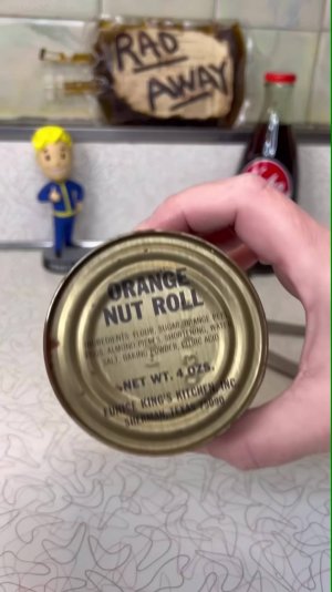 Открываю 60-летнюю банку “Апельсиново-орехового рулета” ☢️🤢