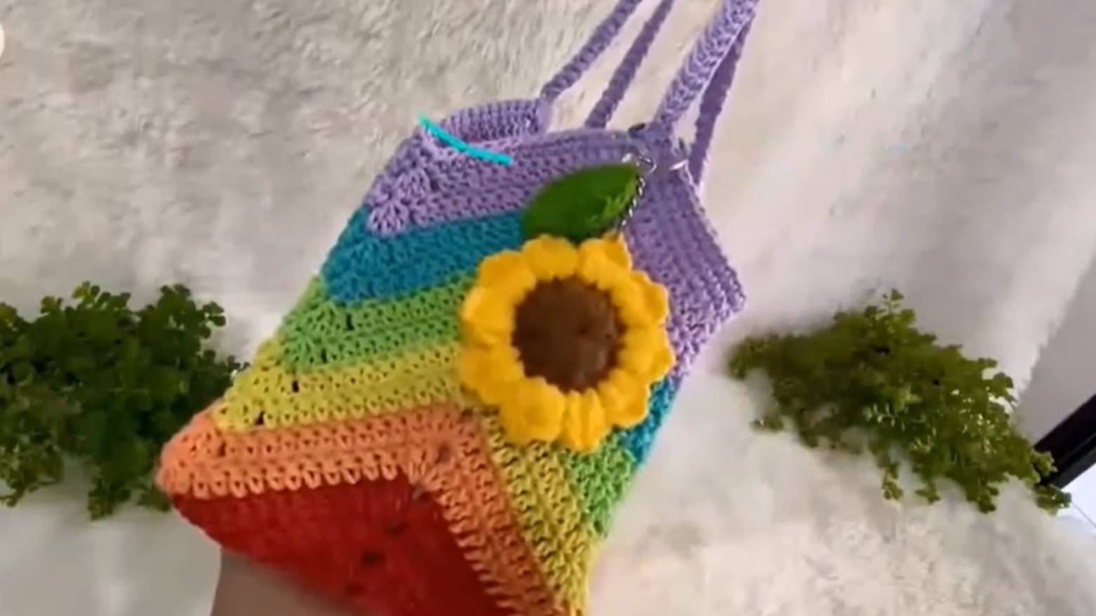 Яркая сумка крючком
