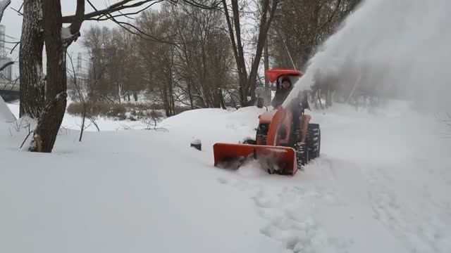 Работа минитрактора со снегоротором смотреть онлайн