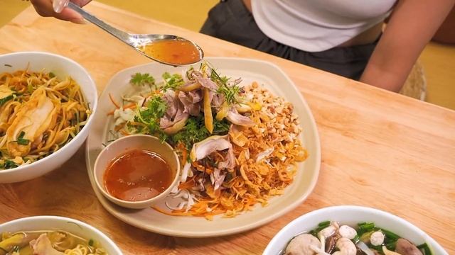 Удивительная китайская лапша вонтон против вьетнамских блюд из лапши. Вьетнамская уличная еда. смотреть онлайн