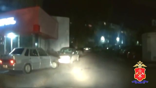 В Кемерове сотрудники полиции в результате погони задержали водителя-бесправника смотреть онлайн