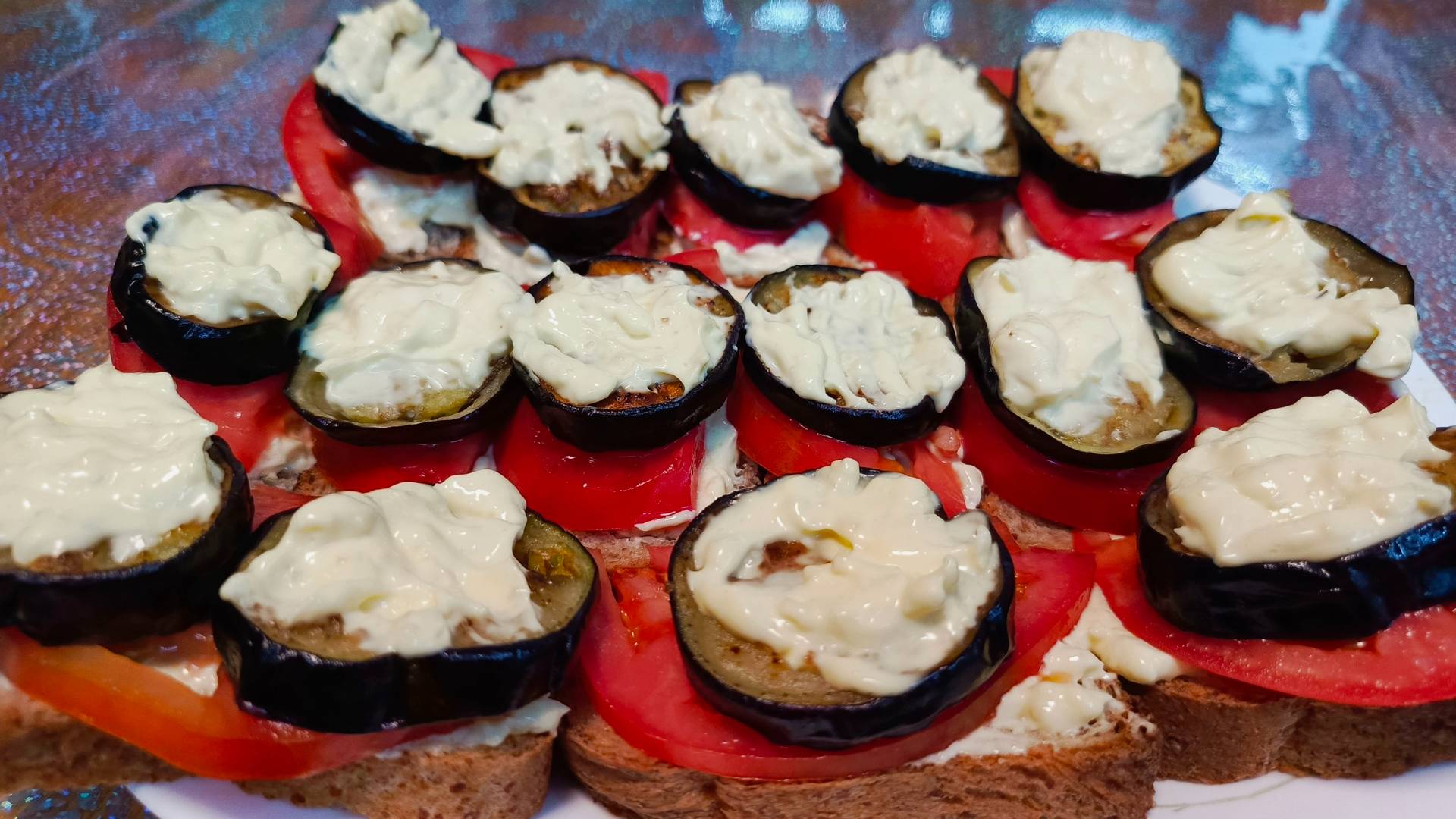 Острые бутерброды с баклажанами и помидорами смотреть онлайн