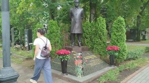 Новодевичье кладбище - могилы Михаила Сергеевича Горбачева и Бориса Николаевича Ельцина