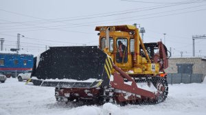Бульдозер ДЭТ-320. Уборка снега. / Russian monster bulldozer DET-320. Diesel-electric tractor.