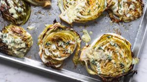 Стейки из капусты со сметанной