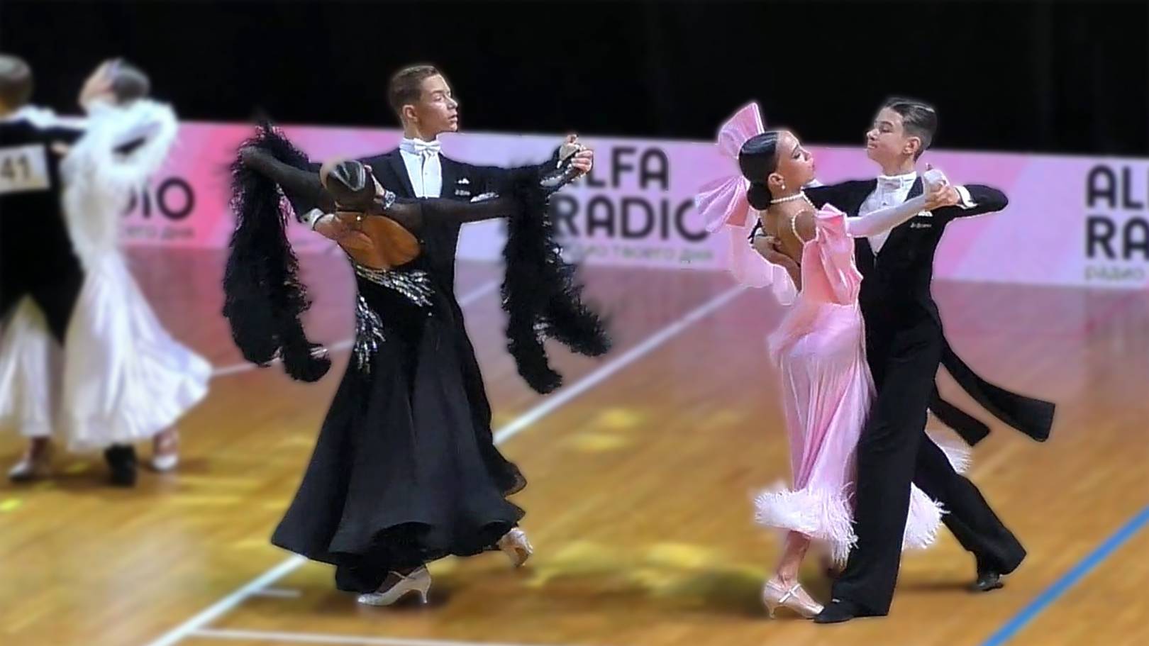 Юниоры-2, 10 танцев, 1/4: вальс, танго, венский вальс, фокстрот, квикстеп. Первенство Беларуси 2025 смотреть онлайн