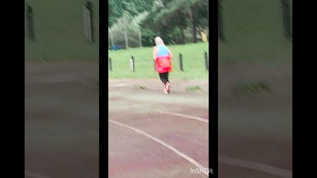 Молодые футболисты тренируются. Я хожу быстрым шагом по стадиону⛹️♂️⚽⚽⛹️♂️⚽ смотреть онлайн