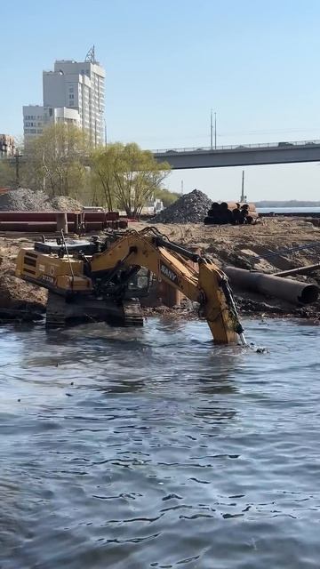 Работа экскаватора на берегу Волги смотреть онлайн