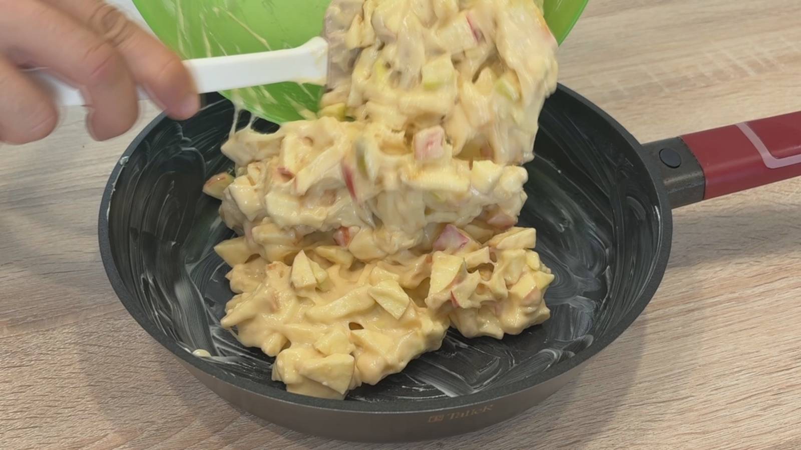 За 5 минут ЯБЛОЧНЫЙ ПИРОГ на сковороде, который тает во рту! Быстрый и Вкусный Завтрак! смотреть онлайн