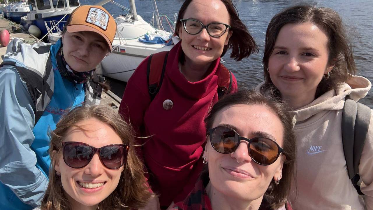 Команда с голубыми браслетами