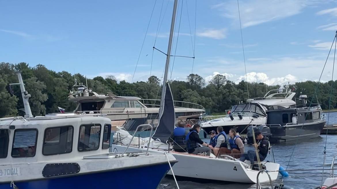 Команда с черными браслетами