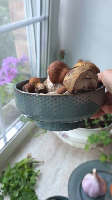 Салатник на ножке Dots