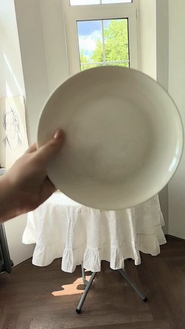 Сервировка с белой посудой и скатертью