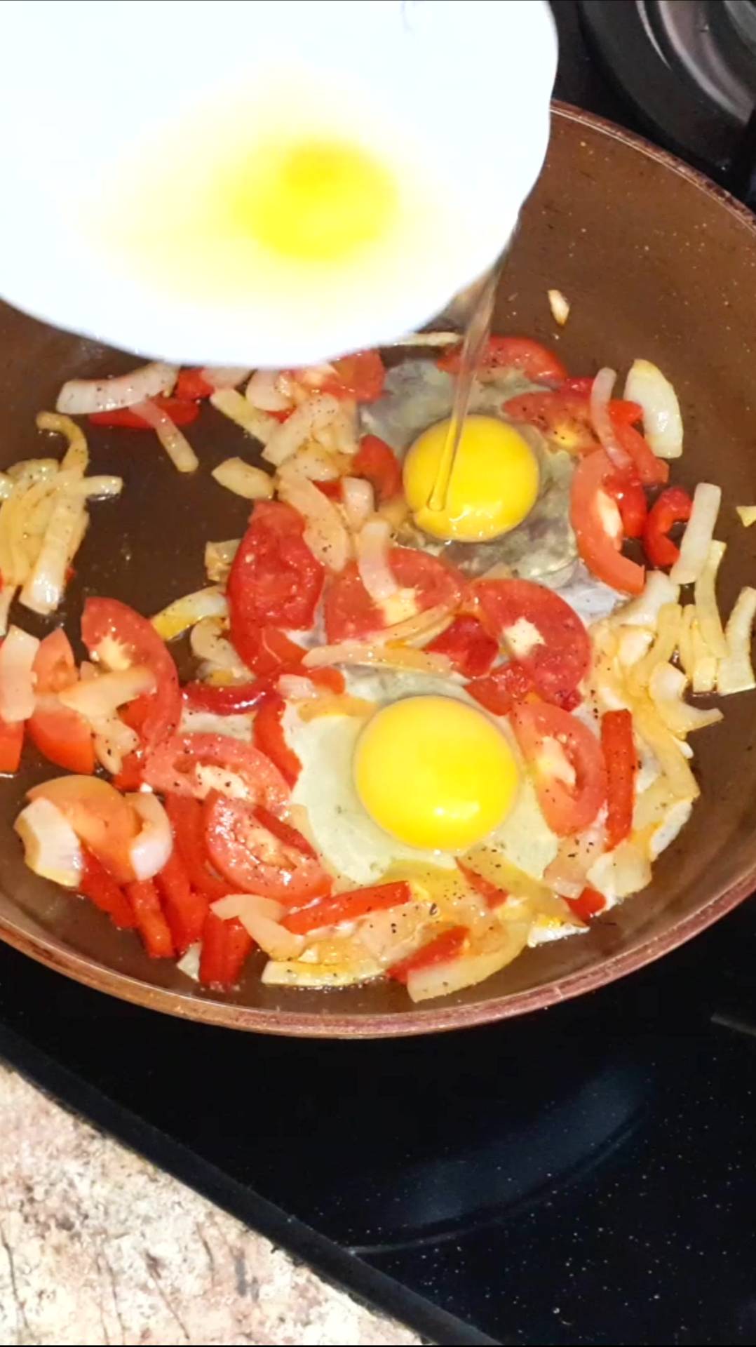 Что приготовить на завтрак? Яичница с овощами смотреть онлайн