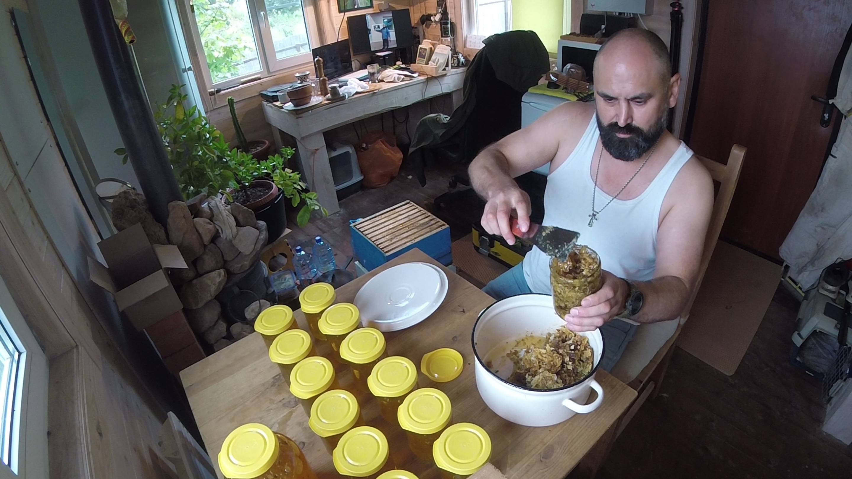 Деревня Соснино (откачка мёда)