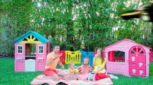 Майя заботится о сестричках и играет в няню