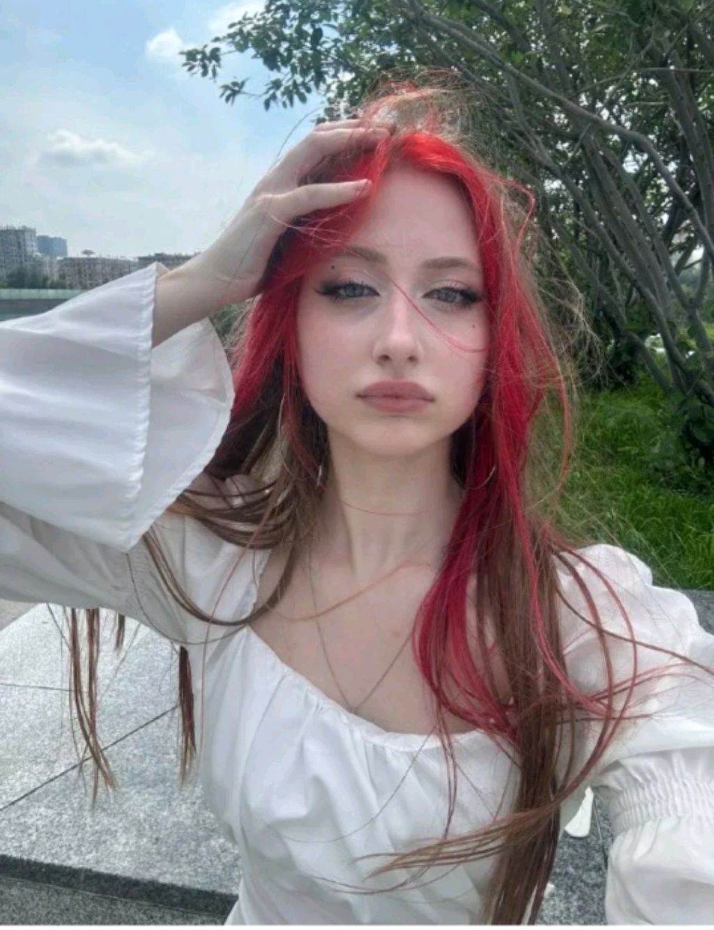 С красными волосами