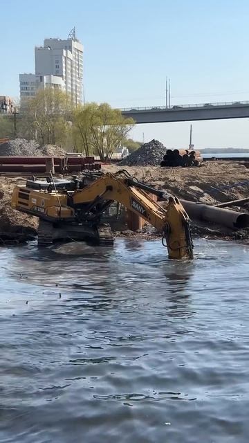 Экскаватор работает в воде смотреть онлайн