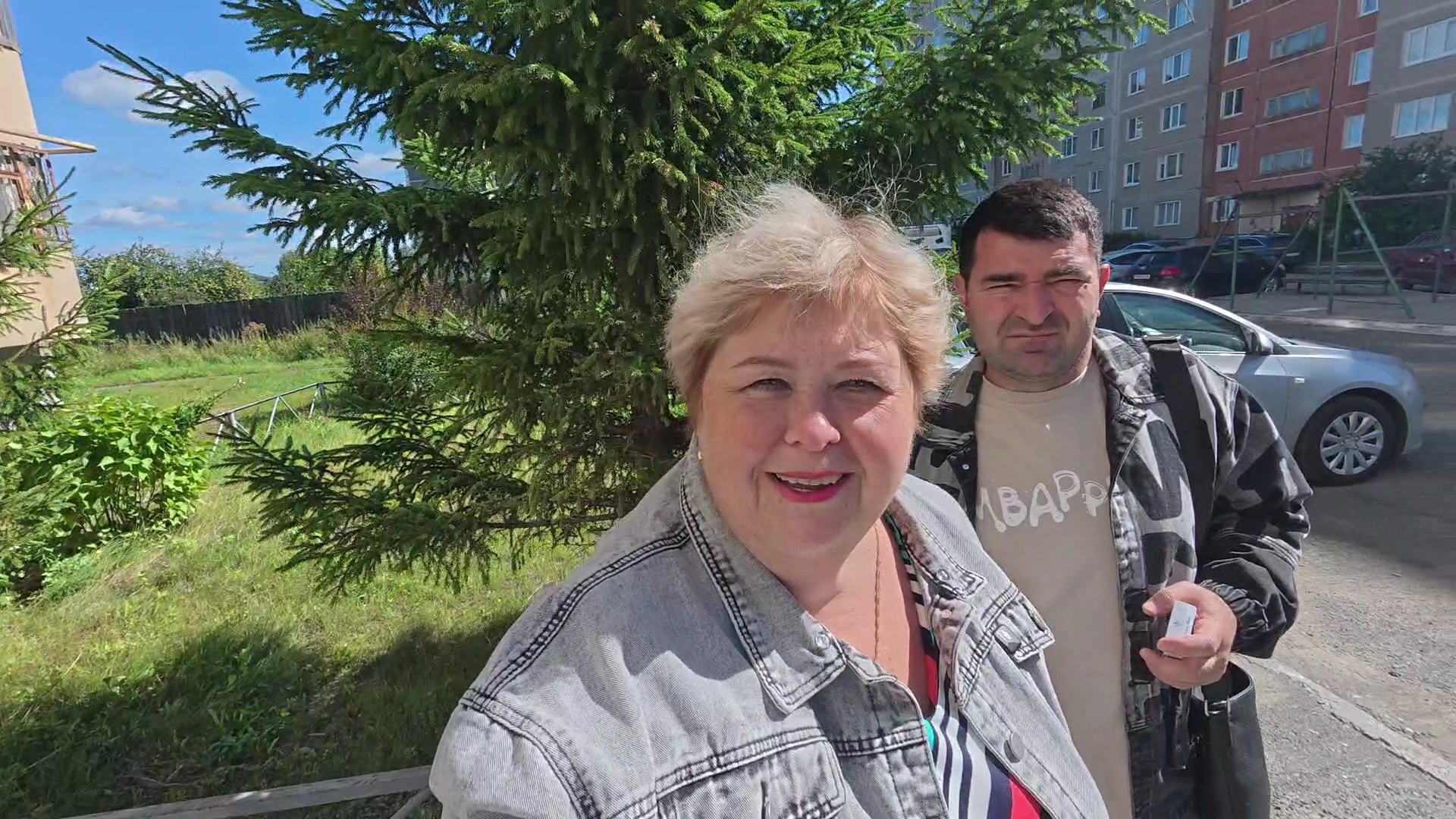 На ярмарке угостили бабушку колбасой. Наводим порядок на даче. смотреть онлайн