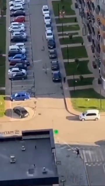 Это просто страх смотреть с 25 этажа вниз. смотреть онлайн