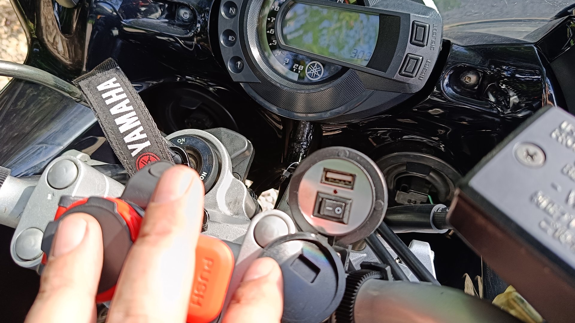 Yamaha FZ6-S. Установка зарядки AIRLINE. смотреть онлайн
