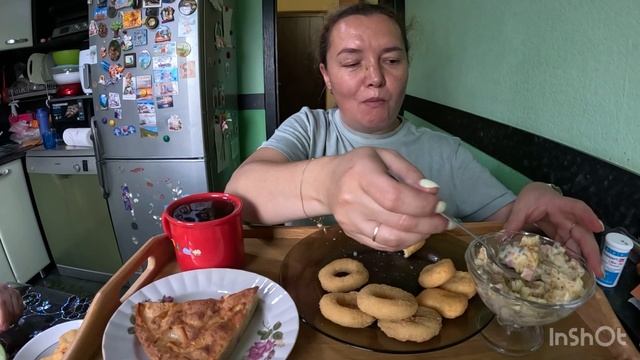 Рис с наггетсами, луковые кольца, салат оливье. Шарлотка 😋. Мукбанг смотреть онлайн