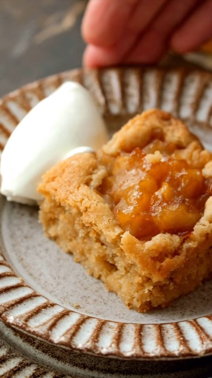 Яблочный пирог с нежной влажной текстурой и хрустящей карамельной корочкой как у печенья😍 смотреть онлайн