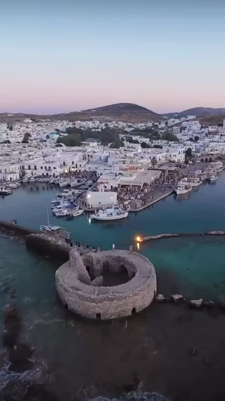 Науса, второй по величине городок Пароса, славится своими мраморными залежами и прекрасной архите... смотреть онлайн