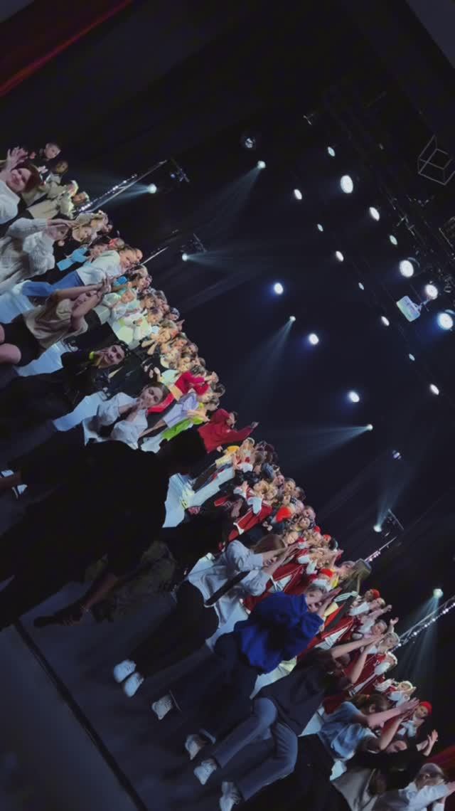 Сцена. То место куда должен попасть каждый  танцор.  А мы в этом помогаем!