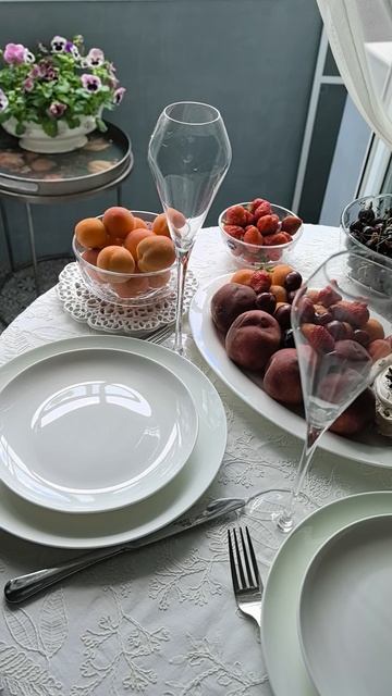 Сервировка с белой посудой и скатертью