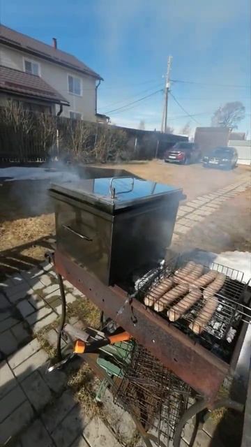 Готовим на мангале. #shorts #мангал #рыба #коптилка смотреть онлайн