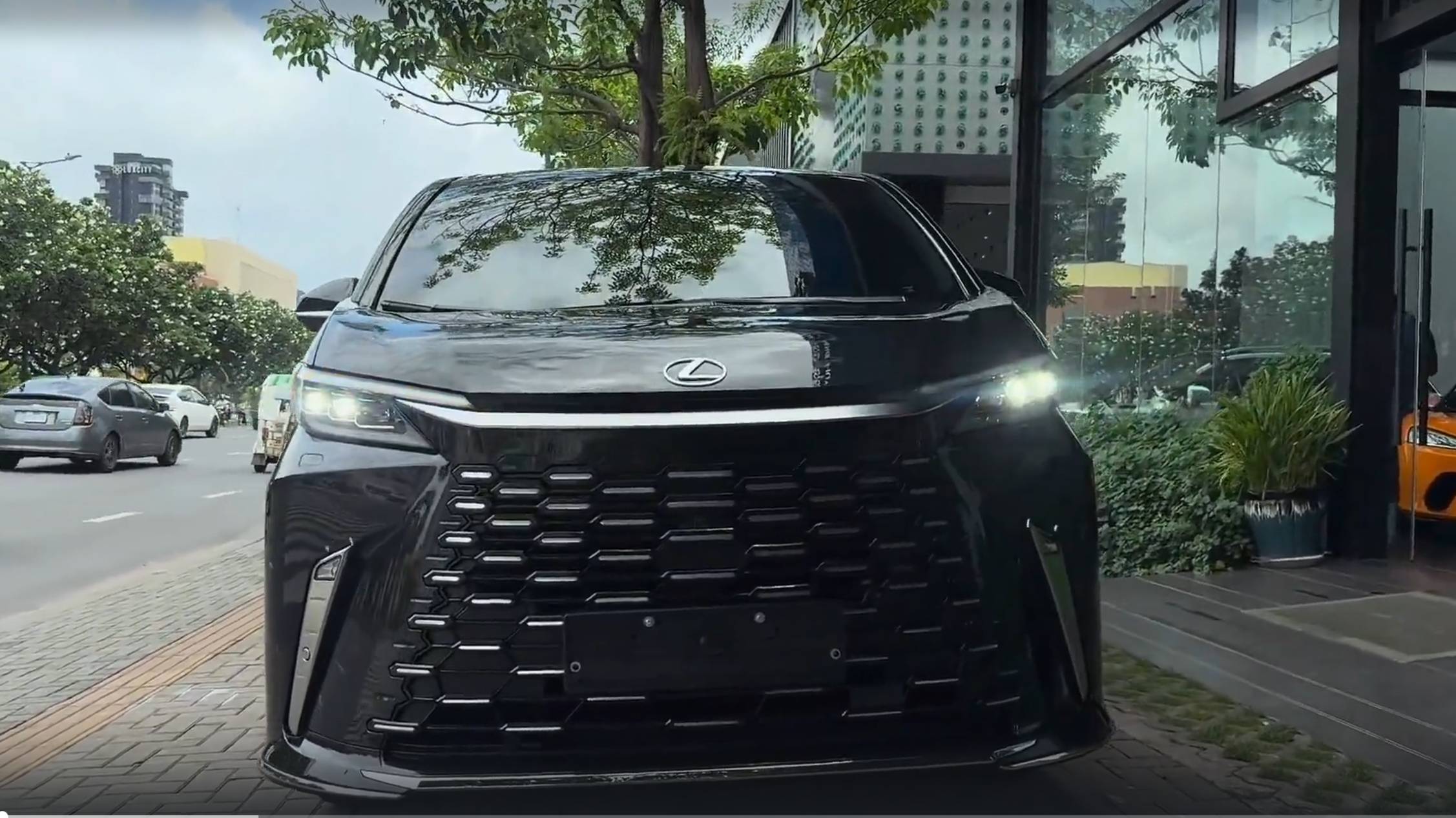 Lexus LM-350h 2025 обзор смотреть онлайн