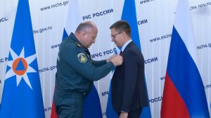 Куренков наградил журналиста Первого канала Михаила Ракитского за работу в Мьянме