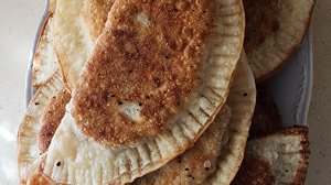 Варю варенье,собираю грибы,жарю постные чебуреки.