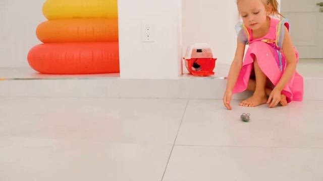 Майя заботится о сестричках и играет в няню смотреть онлайн