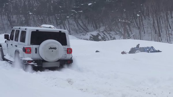 Кемпинг девушки в заснеженном лесу.