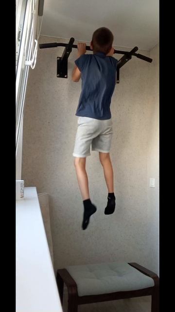 коленку изодрал