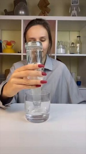 Вода не выливается. Просто смешно получилось 😂