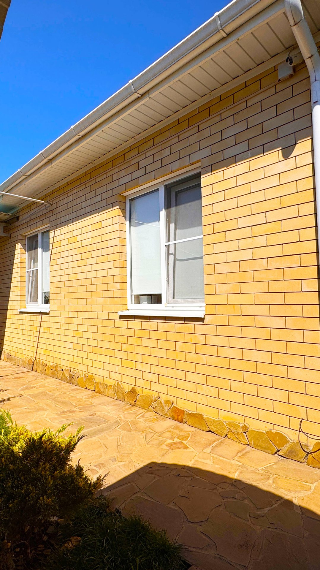 Дом с красивым ландшафтным дизайном на участке смотреть онлайн