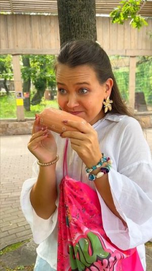 АРИАНА УСПОКАИВАЕТ ЗВЕРЕЙ