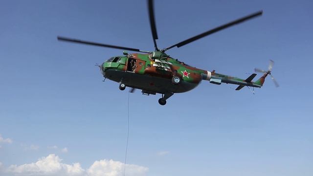 В Краснодарском крае спецназ Росгвардии отработал навыки беспарашютного десантирования с вертолёта смотреть онлайн