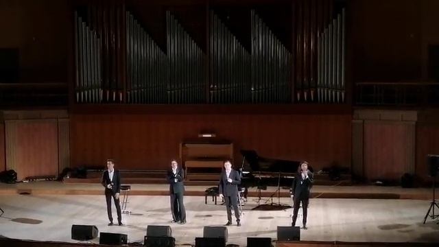 Любительская съёмка с концерта.
