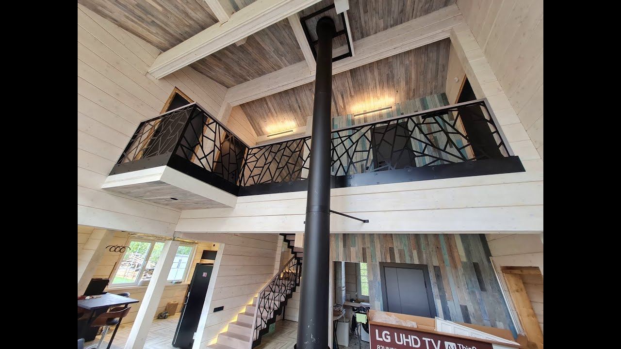 Стильная лестница на металлическом каркасе с ограждениями из листового металла смотреть онлайн