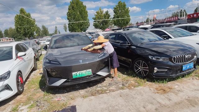 Китайский дедушка протирает машины от пыли на рынке. смотреть онлайн