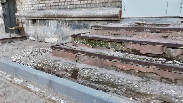 Состояние крыльца во дворе 27 августа 2025
