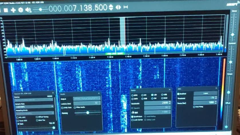 73 De R3T-100. Прием на RTL SDR V4 в условиях городской квартиры.Радиолюбители на 7MHz 26.08.2025г