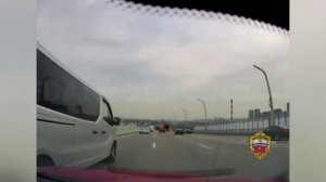 Полицейские Южного округа Москвы по видеозаписи установили двух водителей, грубо нарушавших ПДД