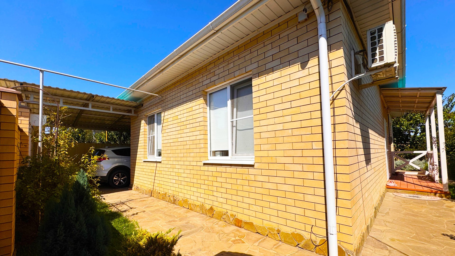 Дом с красивым ландшафтным дизайном на участке смотреть онлайн