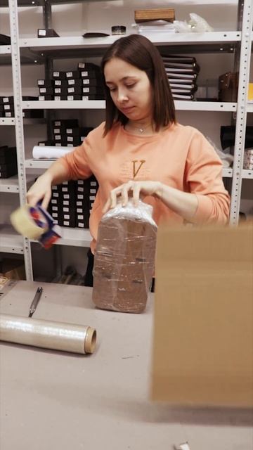 Упаковываем шорники. Работа кипит)