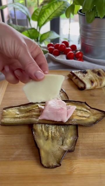 Запеченные баклажаны с ветчиной и сыром